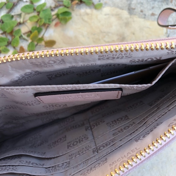 NWT Michael Kors XL Zip perforated Clutch pink - Picture 6 of 7